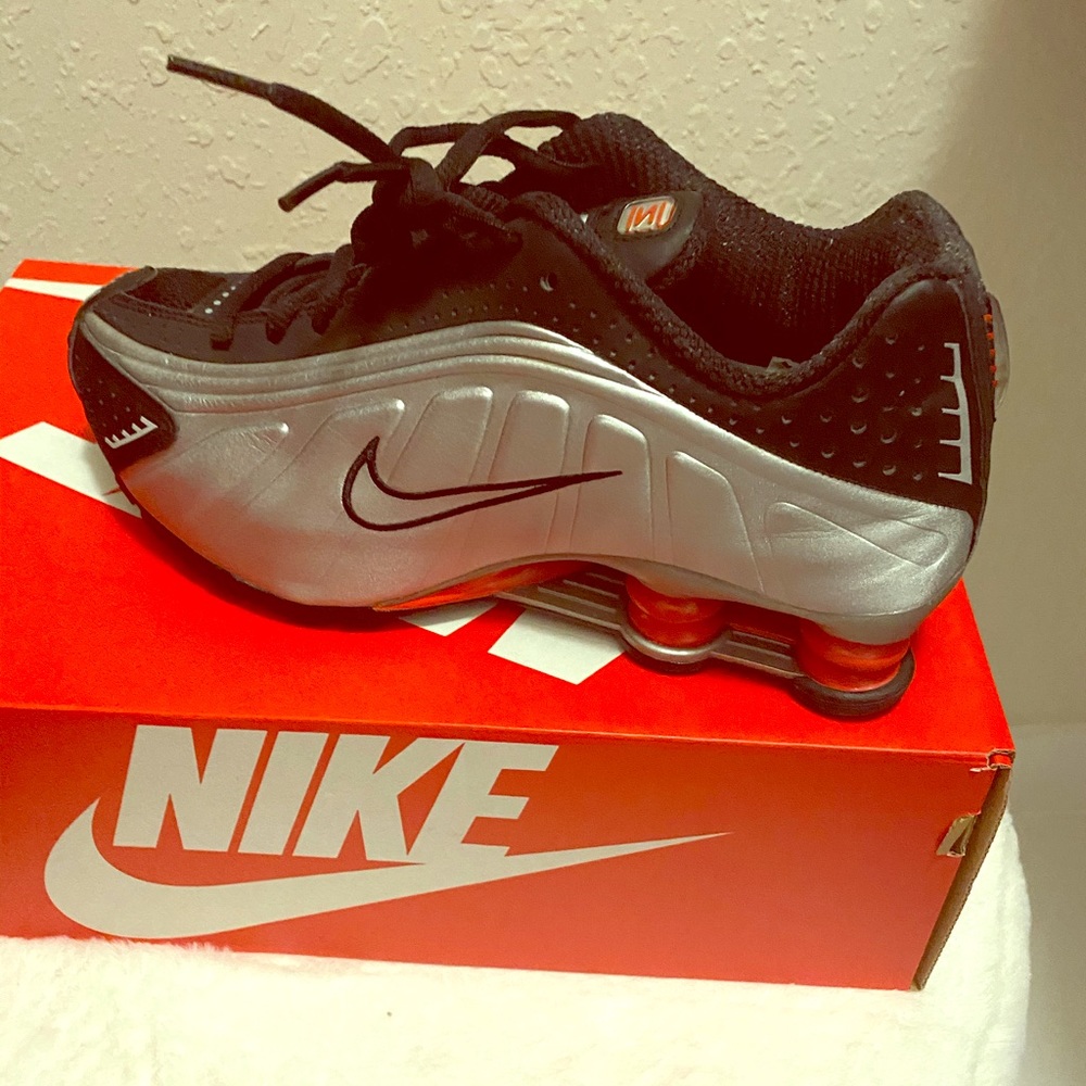 Nike wmns shox R4 *limited collection *  NWT